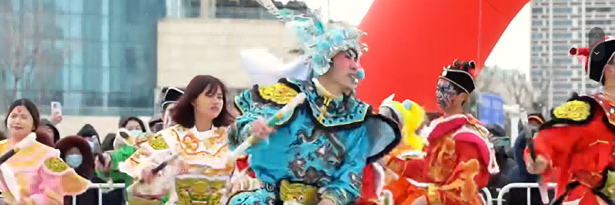 Tasty_Yantai's tweet image. 当潮汕英歌遇上烟台秧歌，一场跨越千里的民俗碰撞，在“秧歌进城”的舞台上燃爆全场！
When Chaoshan Yingge Dance meets Yantai Yangko Dance, this wonderful #encounter revives ancient folk #customs in the new era, showing the profound #cultural heritage and enduring vitality of #China.
