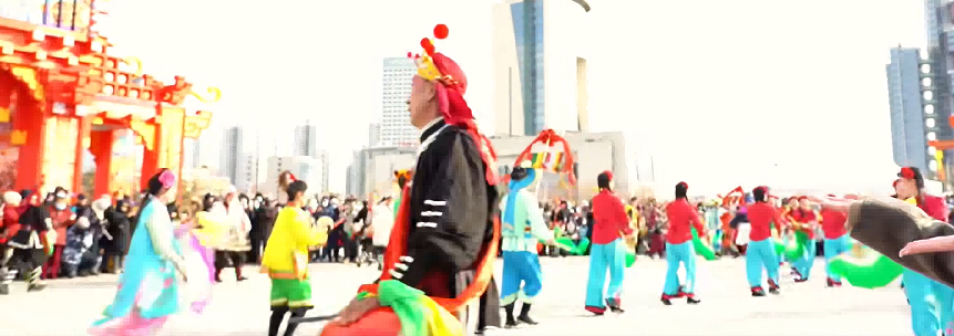 Tasty_Yantai's tweet image. 当潮汕英歌遇上烟台秧歌，一场跨越千里的民俗碰撞，在“秧歌进城”的舞台上燃爆全场！
When Chaoshan Yingge Dance meets Yantai Yangko Dance, this wonderful #encounter revives ancient folk #customs in the new era, showing the profound #cultural heritage and enduring vitality of #China.