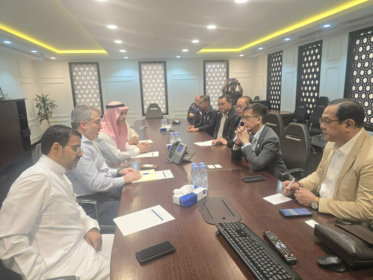 HansLeoCacdac's tweet photo. Dito sa Alkhobar, Saudi Arabia, dumalaw po ang @DMWPHL sa Zamil Offshore Services, isang Saudi Arabian company na may offshore support ships sa Persian Gulf na may 412 Filseafarers. Assured po tayo that all Filseafarers are safe and have adequate supplies on board. https://t.co/d9Dr8cwFdY
