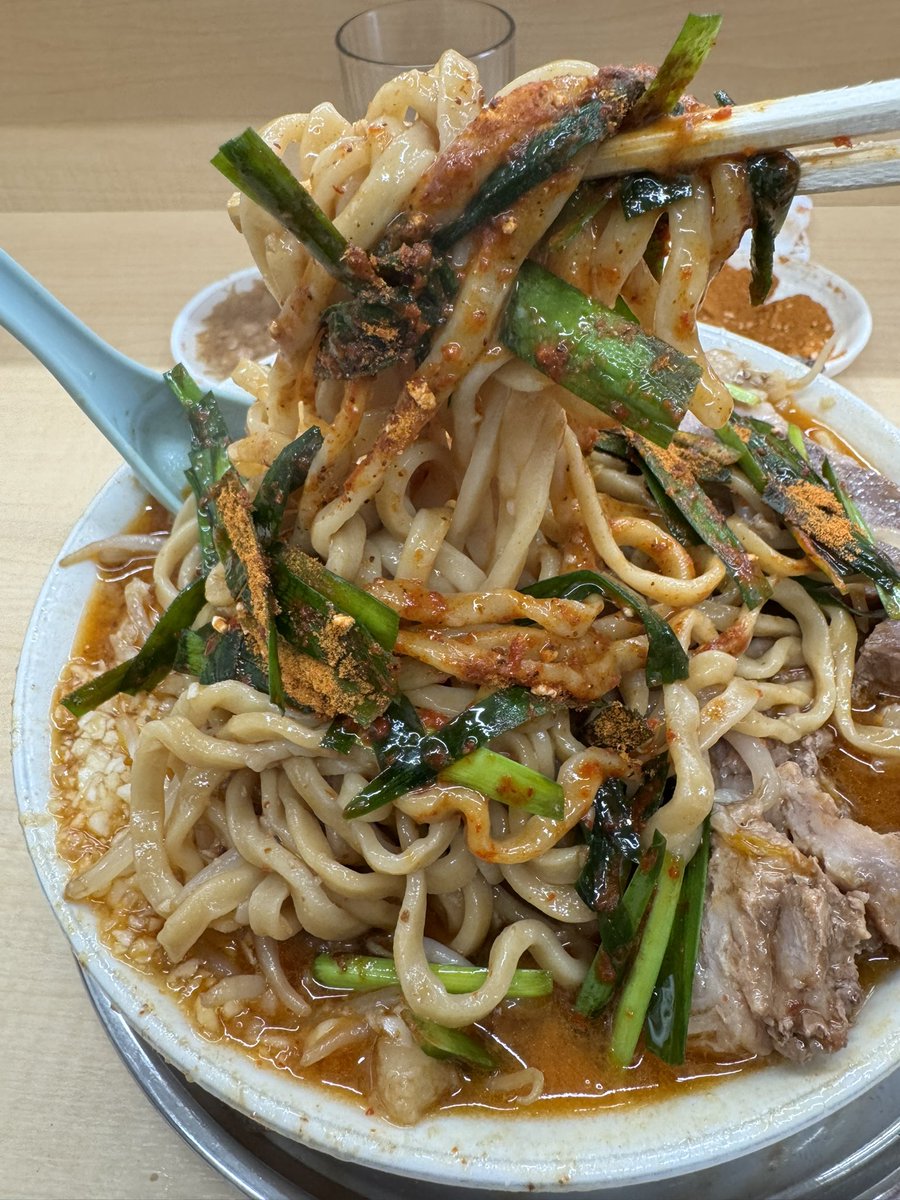 ラーメン荘　おもしろい方へ池田店　昼限定豚味噌ラーメン　魚粉　ニラキムチ　ZM    味噌スープに魚粉が混じるプリツル麺めっちゃ美味しかったです 😋　端豚アザス🐷　ニラキムチ👍　
大変美味しくいただきました　ご馳走さまでした♪
