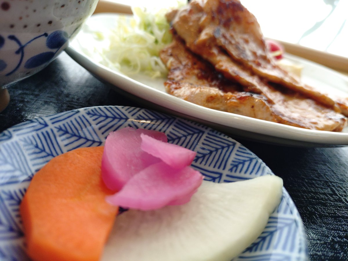 生姜焼き定食。右から見るか、左から見るか。