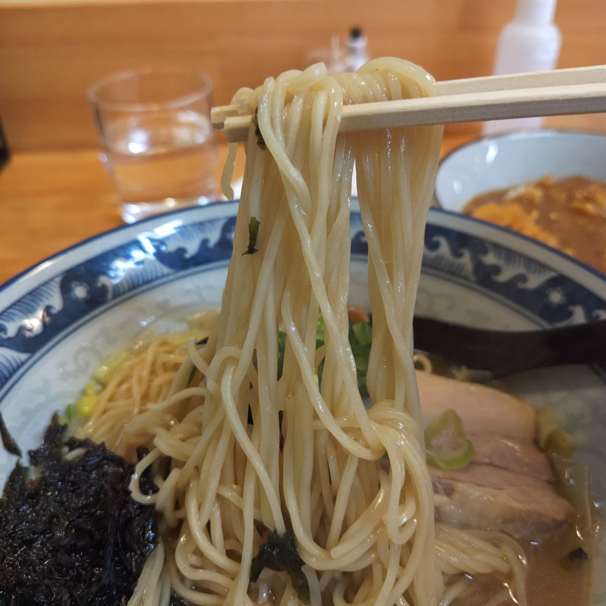 jyuJyFzFhi3Fn6t's tweet photo. コスパ最強平日ランチセット
「鯛と蛤出汁ラーメン」
「カレー丼」無料卵
鯛と蛤のお出汁とほどよい塩味
麺食べる前にスープがなくなりそう、旨すぎる🤤鰹オイルベストマッチ💯
パツパツ感ある細麺、岩海苔一緒に啜ると最幸🥰
カレーも食べて腹🍞
ご馳走様でした!
#ramenstand #熊谷グルメ https://t.co/z60lZUMyou