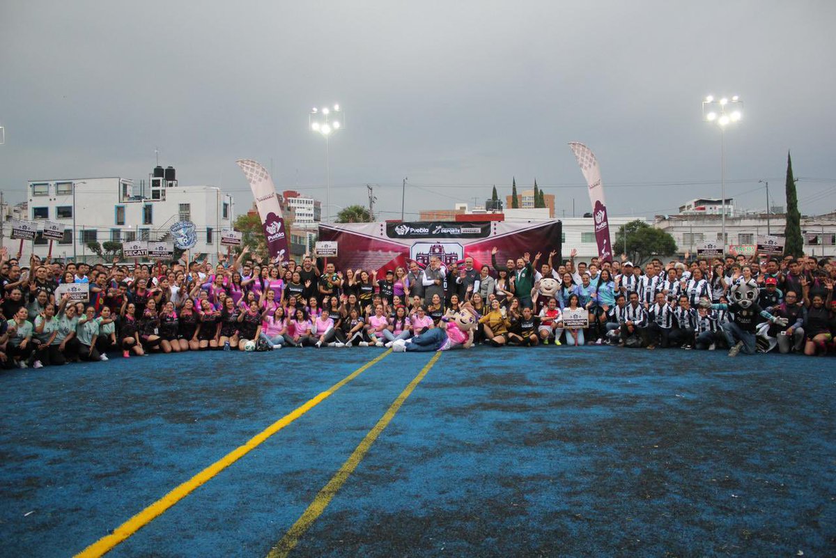 DavidAysa's tweet photo. Arrancamos el Torneo Interdependencias junto al presidente @pepechedrauimx.🏆🔥

Una iniciativa que impulsa la actividad física, el bienestar y la integración de las y los colaboradores del @PueblaAyto, bajo la coordinación de @ricardozg00 y @DeportePue.

Este espacio fortalece la convivencia, el trabajo en equipo y el bienestar de quienes todos los días trabajan por #Puebla. ⚽️ 

#LaCapitalImparable🪽