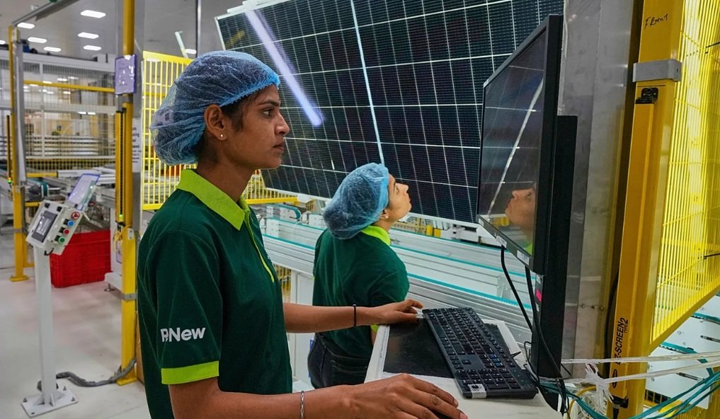 1popmovement's tweet image. In 2025, #Renewables generated enough electricity to outpace total growth in global #EnergyDemand, while #FossilFuel power declined for the first time. Solar led the surge, with strong gains in #China and #India, while falling battery costs helped expand storage and flexibility.