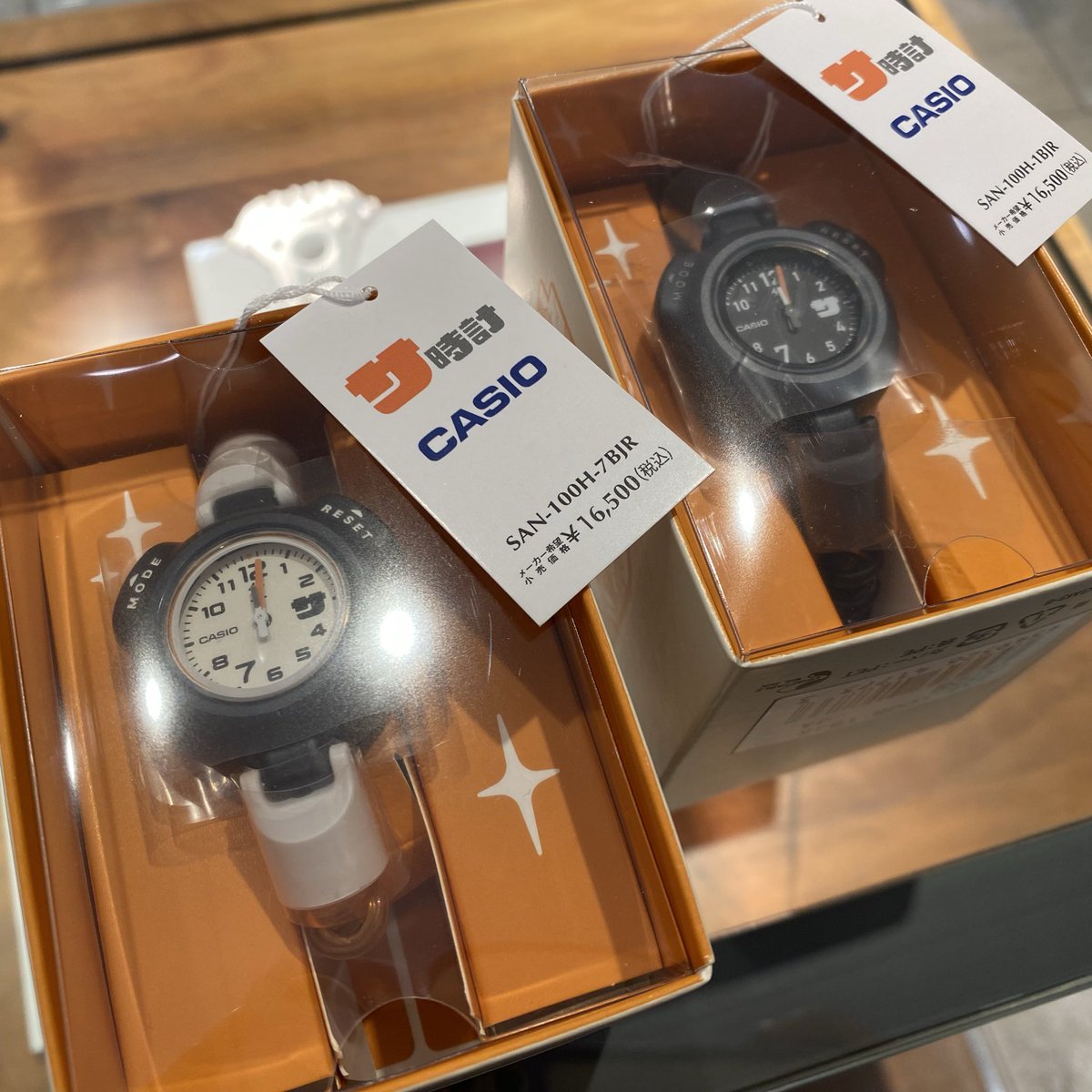 【店舗入荷状況】2026/04/22

CASIO サ時計
オレンジ1本、ブラック1本在庫有り〼
¥16,500(税込)

よろしくどーぞ

fukuoka-tenshodo.com/search?type=pr…