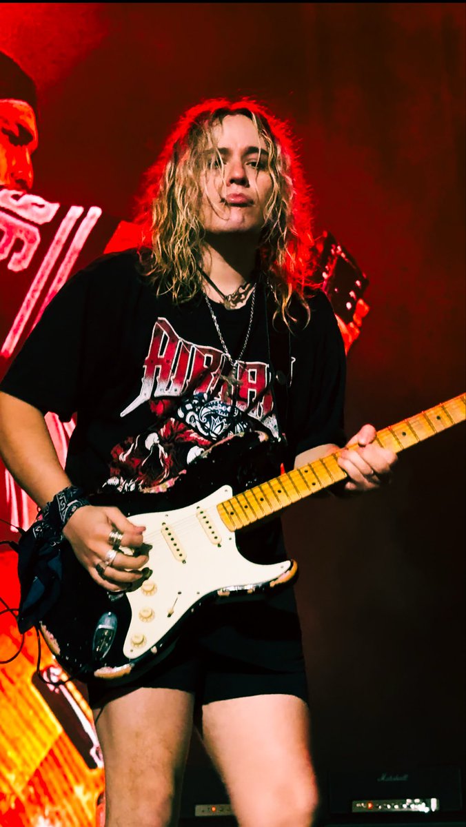 Chica con Kalashnikov tweet media