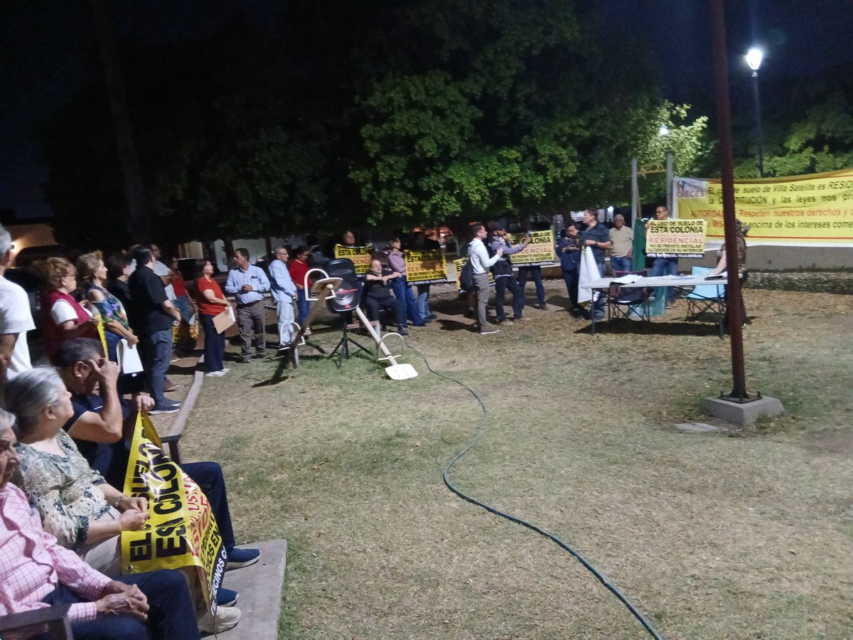 jbmitos's tweet photo. MALESTAR EN VILLA SATÉLITE 
Vecinos se dicen ignorados por el @HermosilloGob al permitir que sigan operando negocios en zona residencial..."Que se vayan" exigen los vecinos...
@bujia_la @HMOALERTA @jbmitos https://t.co/yBzEUyBKzm
