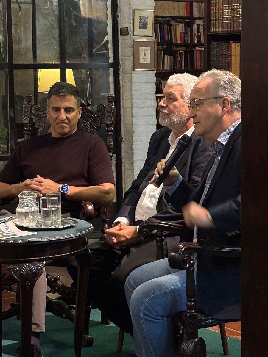 ERivas4's tweet photo. El gusto de haber participado en la presentación de "Sangre de Campeones", escrito por el estimado @agimenez23 , con la historia de nuestro querido fútbol. Fue en Librer��a Linardi y Risso, con el placer adicional de haber compartido con el gran @CheloBroli. Libro recomendable! https://t.co/Jfvatb0pVt