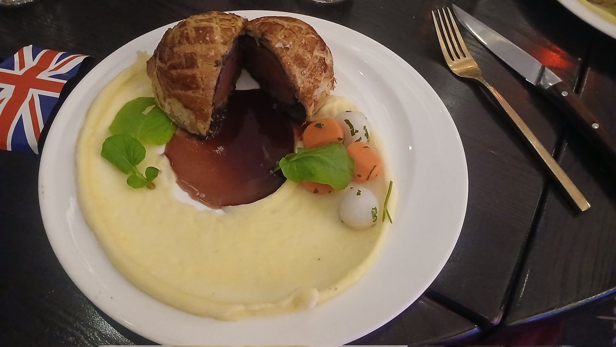 Nazeer_Curry's tweet image. Awesome experience at Hell's Kitchen! I'm networking with people from Iowa, New Jersey, Detroit, Georgia, Texas and New York!! That Beef Wellington was so delicious!!! In addition, I had Grilled Octopus and Sticky Toffee Pudding!!! #WellConnected #Philly #BloomsburgUniversity