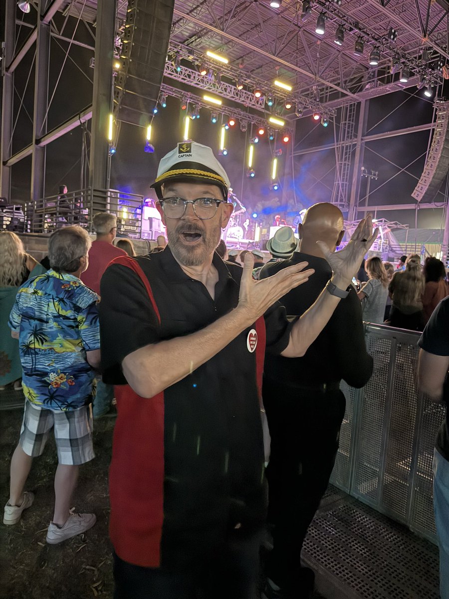 LarryMacKLPX's tweet photo. Larry Mac at The Pima County Fair watching Yachtley Crew https://t.co/zA1XaJwFSH