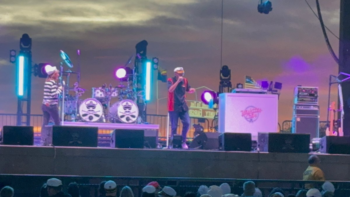 LarryMacKLPX's tweet photo. Larry Mac at The Pima County Fair watching Yachtley Crew https://t.co/zA1XaJwFSH