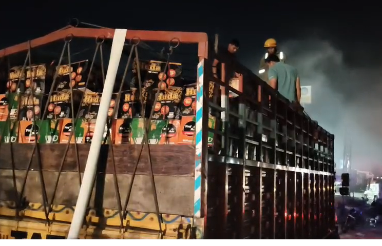 bstvlive's tweet image. एटा

➡हाईवे पर चलती DCM में लगी आग
➡देर रात संदिग्ध परिस्थिति में लगी आग
➡फायर ब्रिगेड टीम ने आग पर पाया काबू
➡कोतवाली देहात क्षेत्र के सेथरी की घटना

#Etah #UttarPradesh #FireNews