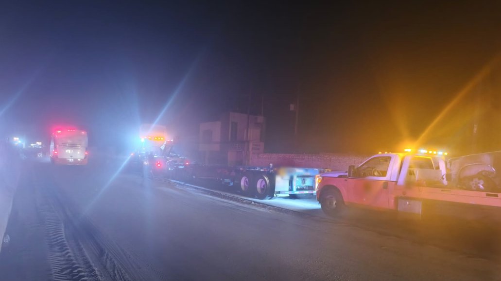 GN_Carreteras's tweet image. En #Colima  continúa cierre parcial de circulación por maniobras tras #VehiculoIncendiado cerca del km 265+300, de la carretera Acalpilcan-Manzanillo. Atienda indicación vial.