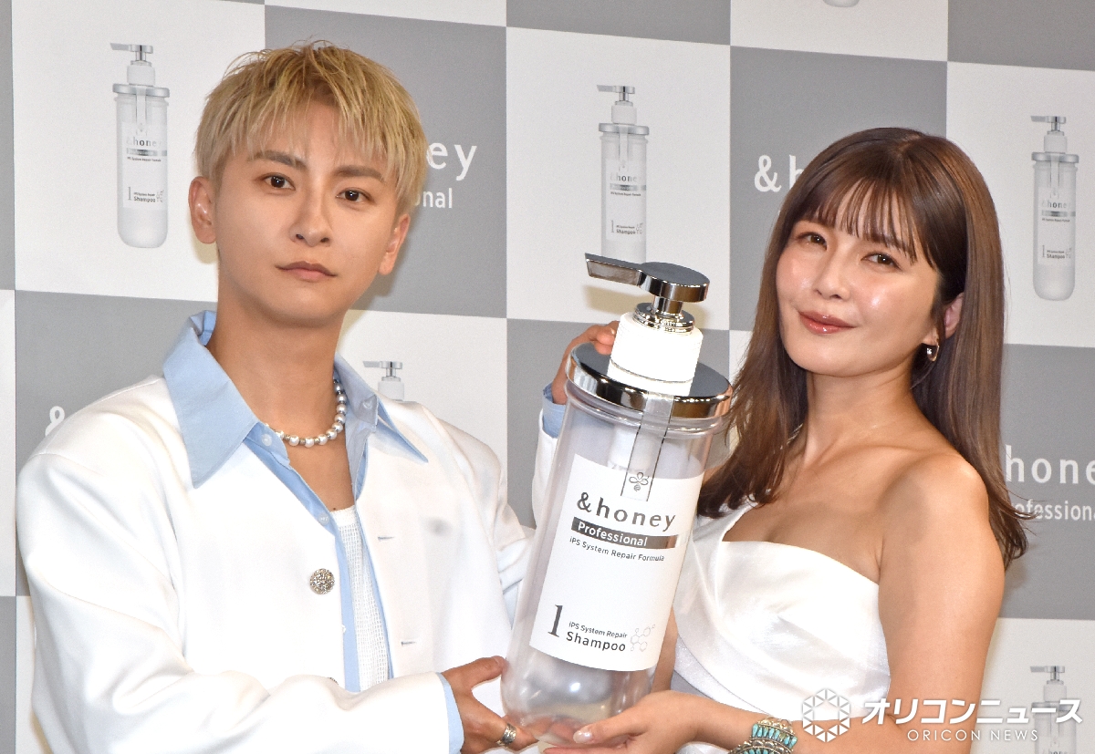 oricon's tweet photo. AAA與真司郎、7年ぶりの金髪に❗️
「ソロツアーに向けて昨日イメチェン」
「ファンの方もこれで知ります」

約10年住んだアメリカ離れてノマド生活中
宇野実彩子「いろんな国から電話が…」
https://t.co/JuqOqHvXNe

サロン専売品『＆honey Professional』
誕生記念発表会 https://t.co/t6NrluaIav