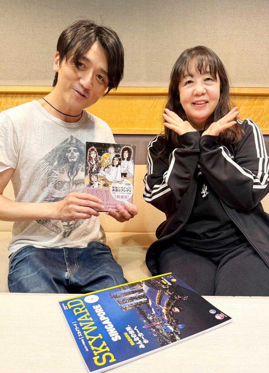 RadioDJSnoopy's tweet photo. 先日落合隼亮さんとお仕事をご一緒させていただきました！それもQUEEN！詳細は6月に！
無理矢理本を渡しましたw 落合さんのTシャツ見てください！これ初めて見るフレディ！それにしても意外な繋がりがあってびっくり！
#落合隼亮　#Queen https://t.co/36c3NoxyU4