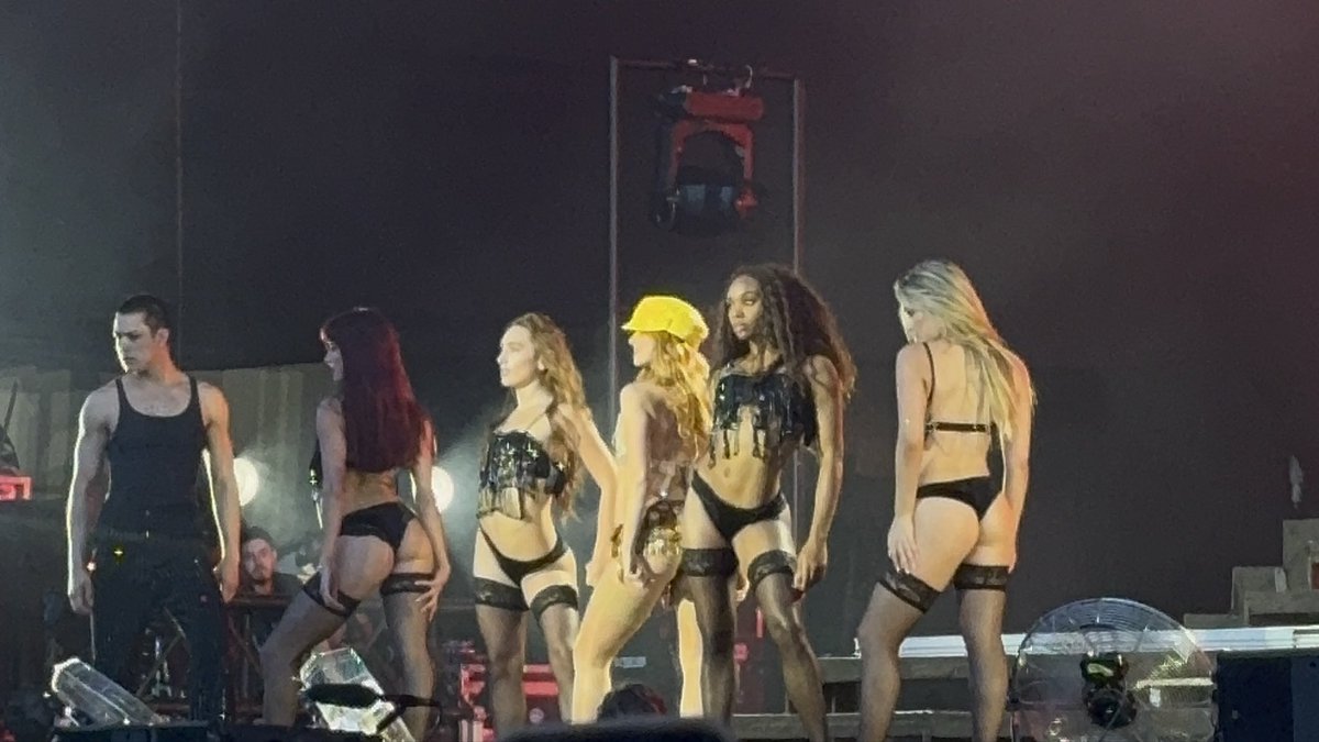 antfragille's tweet photo. sdds disso aki …  1 mes ja quero chorar 
pf volta lolla .! https://t.co/KjNYjA0cuQ
