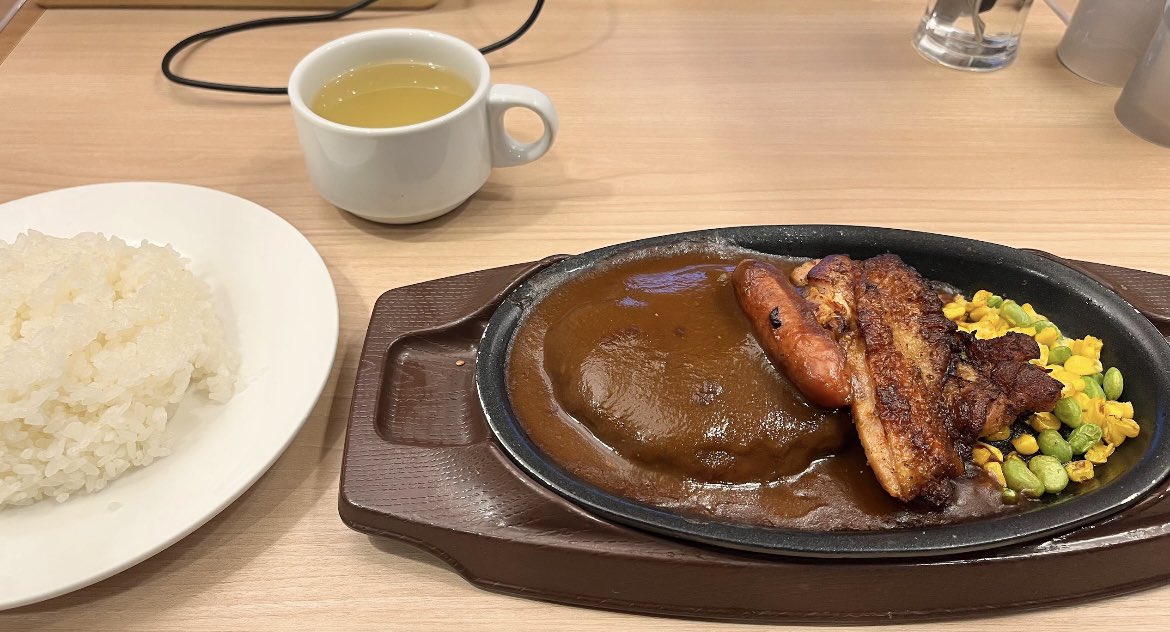 zzsasaki705's tweet image. お昼はガストで鉄板ハンバーグミックスグリルと大ライス🎵

#昼食 #lunch