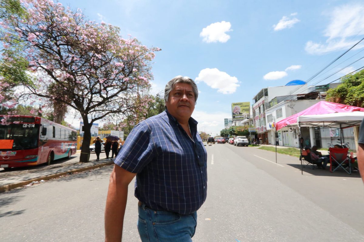 jlplatafoto's tweet photo. Este wey es maestro de la sección 22 y agredió a un colega fotógrafo mientras hacía su trabajo en el planton que mantienen desde hace una semana en av universidad.
Violan derechos a la ciudadanía y se sienten amenizados por nosotros? 
@article19mxca 
@CNDH 
@ONUHumanRights https://t.co/5SOMXhzesv