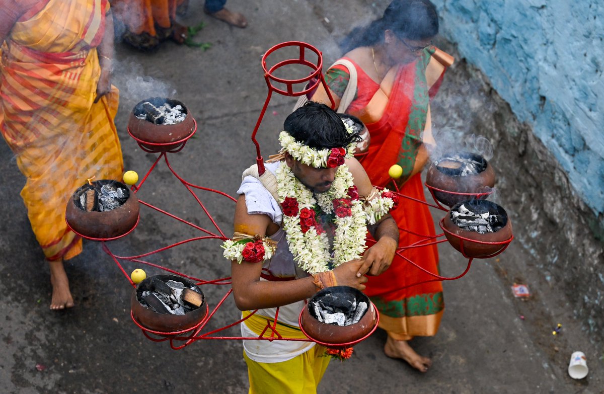 peri_periasamy's tweet image. Devotees take part in the Thandu Mariamman Temple fire pot procession in #Coimbatore on Wednesday. 📸: @peri_periasamy / @THChennai @the_hindu