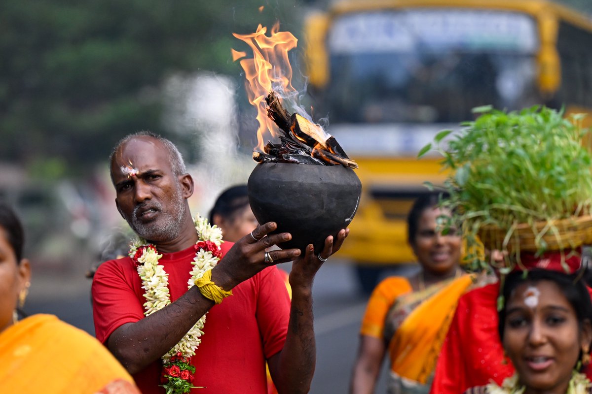 peri_periasamy's tweet image. Devotees take part in the Thandu Mariamman Temple fire pot procession in #Coimbatore on Wednesday. 📸: @peri_periasamy / @THChennai @the_hindu