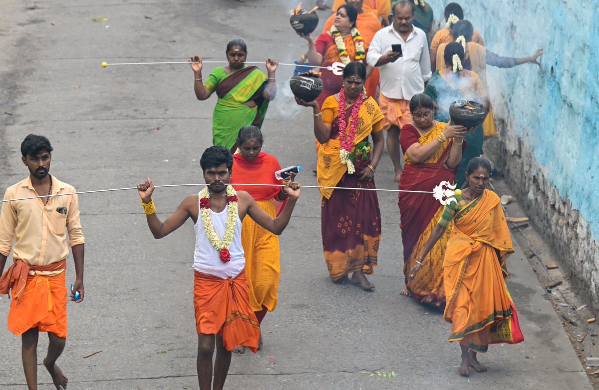peri_periasamy's tweet image. Devotees take part in the Thandu Mariamman Temple fire pot procession in #Coimbatore on Wednesday. 📸: @peri_periasamy / @THChennai @the_hindu