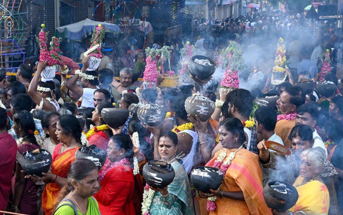 peri_periasamy's tweet image. Devotees take part in the Thandu Mariamman Temple fire pot procession in #Coimbatore on Wednesday. 📸: @peri_periasamy / @THChennai @the_hindu