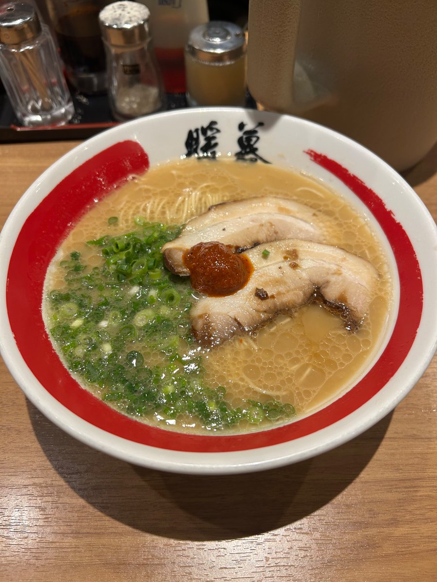 ramerameo's tweet photo. 暖暮 博多中洲店
中洲川端駅　徒歩3分
ラーメン　850円
中洲で遊んだ後の締めはこれ❗️
麺はガチガチに細く、ネギとの相性はスーパーです。味玉とかめちゃくちゃ合うだろうスープです。
#暖暮
#博多中洲
#豚骨ラーメン
#ラーメン好きと繋がりたい
#千葉のラーメン王 https://t.co/YSPubK9mxK
