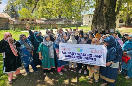 RisingKashmir's tweet photo. #SchoolCooks Protest in #Srinagar, Demand Minimum Wages
Reports @Aatif_Qayoom1
@sakinaitoo @diprjk
@SchoolEdujkut
https://t.co/zxtYGP2wA9 https://t.co/1NfBc3FyJJ