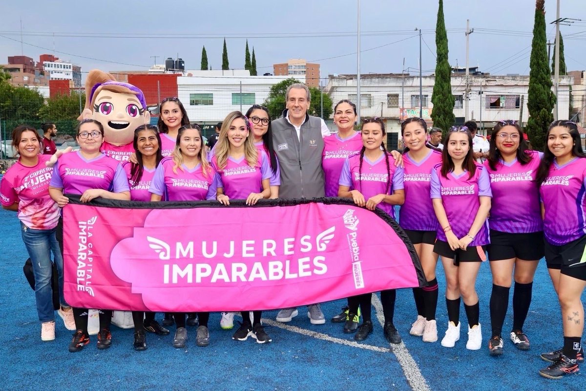 ZairaGlez6's tweet photo. ¡Las #MujeresImparables 💜🪽 también jugamos y hacemos equipo! ⚽️🏆

Hoy arrancamos el #TorneoInterdependencias 2026 junto a nuestro presidente @pepechedrauimx y el titular de @DeportePue, @ricardozg00, fortaleciendo la convivencia, la salud y el deporte. 

Porque el bienestar también se construye en el Gobierno de la Ciudad.
