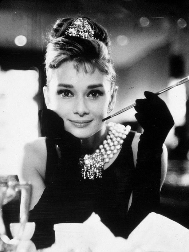 Kya dressed like Audrey Hepburn in her movie Breakfast at Tiffany’s (1961)