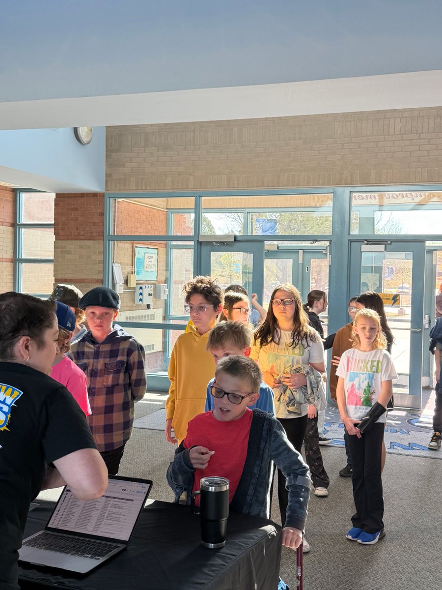 ApWestview's tweet photo. Future Wildcats in the House🐾

Great having our incoming 6th graders tour Westview today! Huge thanks to our student guides and performers for bringing the energy. #StVrainAdvantage @Westview_svvsd @buchlerstvrain @svvsdsupt https://t.co/3XLzrU0xl2
