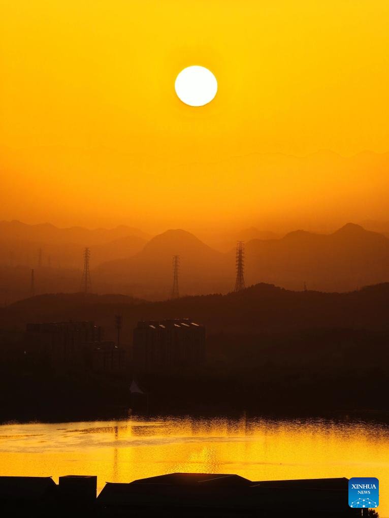 VoiceofPD's tweet image. View of morning glow over Beijing
#Beijing #morningview
More pics: en.people.cn/n3/2026/0422/c…