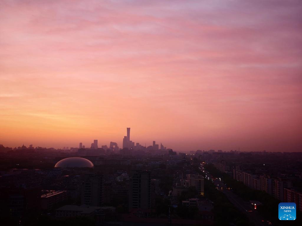 VoiceofPD's tweet image. View of morning glow over Beijing
#Beijing #morningview
More pics: en.people.cn/n3/2026/0422/c…