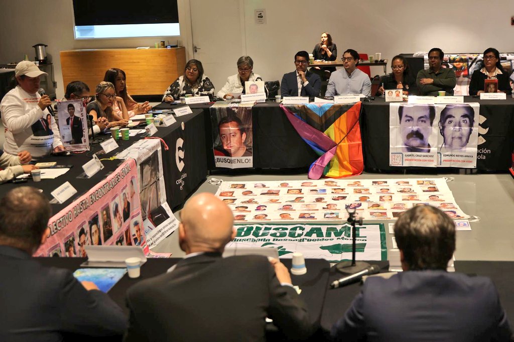 ObservatorioCr3's tweet photo. Hoy, como parte del Contingente contra las Desapariciones LGBTI+, nos reunimos con el Alto Comisionado de la @UN @volker_turk y 11 plataformas de familias buscadoras.

Planteamos la urgencia de reconocer la desaparición de personas LGBTI+, incluir a la familia social... https://t.co/uNu5Hg4gFF
