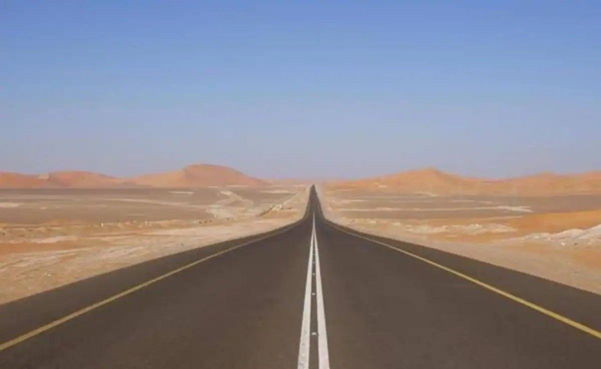 awe_moment's tweet image. #Highway 10 in Saudi Arabia holds the record for the #longest, straight stretch of road on Earth, extending approximately 256 km (159 mi) without any curves or turns. It is located in the largest continuous body of sand, Rub al-Khali.