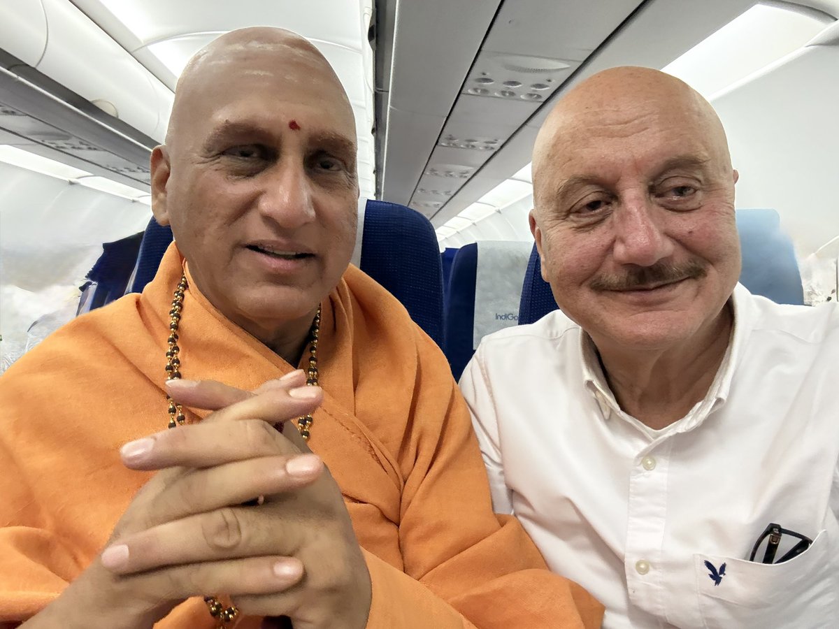 विमान यात्रा के दौरान परम पूज्य स्वामी आचार्य अवधेशानंद जी महाराज से मिलना केवल एक मुलाकात नहीं, बल्कि एक आध्यात्मिक अनुभव था! मानो समय कुछ देर के लिए ठहर गया हो।
आकाश में उड़ते हुए, हमारी बातचीत आत्मा की गहराइयों तक उतरती चली गई। आध्यात्म, जीवन के अर्थ, संतों के वचनों और धार्मिक