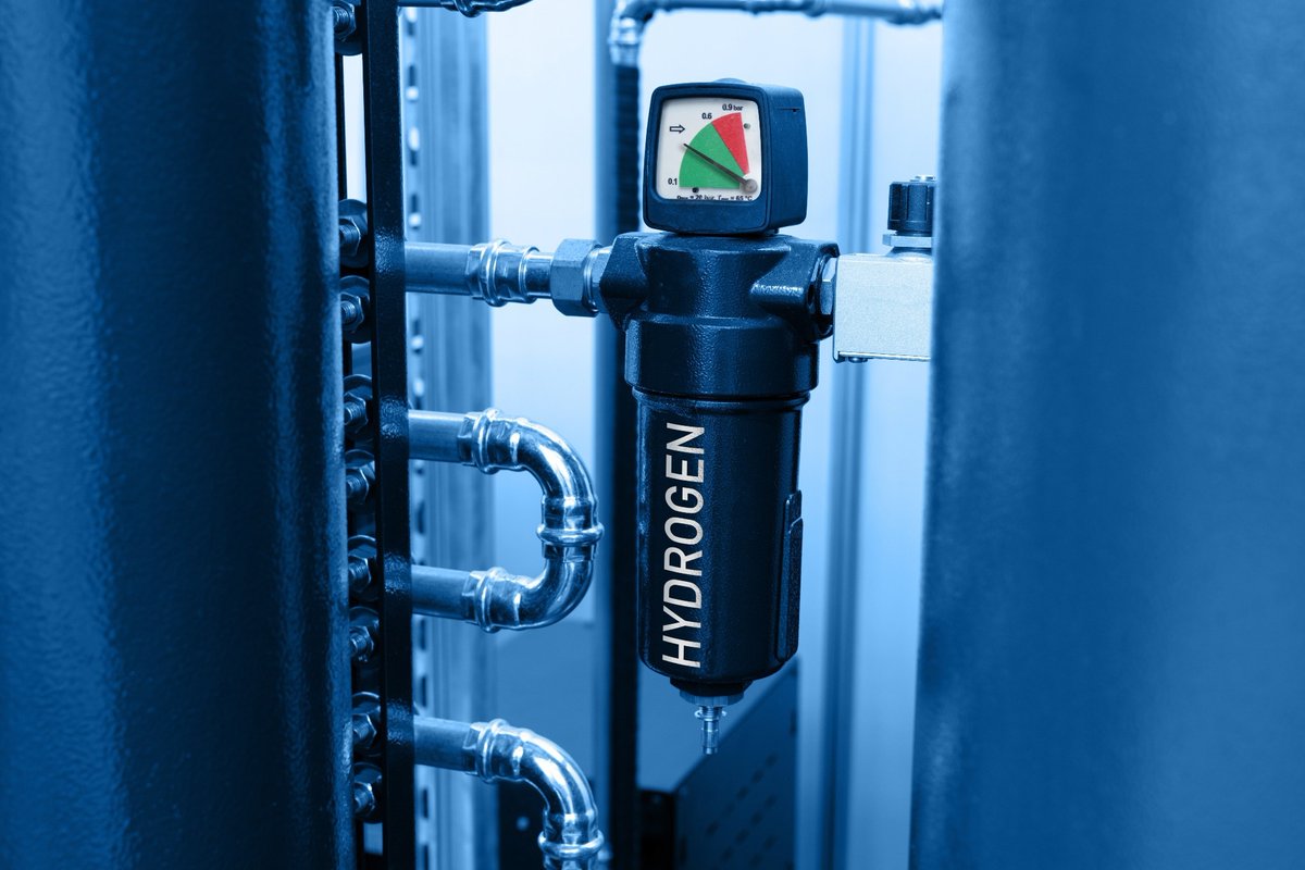 AZoCleantech's tweet photo. 🔋+💧= Cleaner data centers?

A new study shows hybrid hydrogen and battery backups let solar-powered data centers hit 95% self-sufficiency and slash carbon emissions.  
https://t.co/eQnAWps25q #CleanEnergy #DataCenters @Applsci https://t.co/mWlTs4cgxD