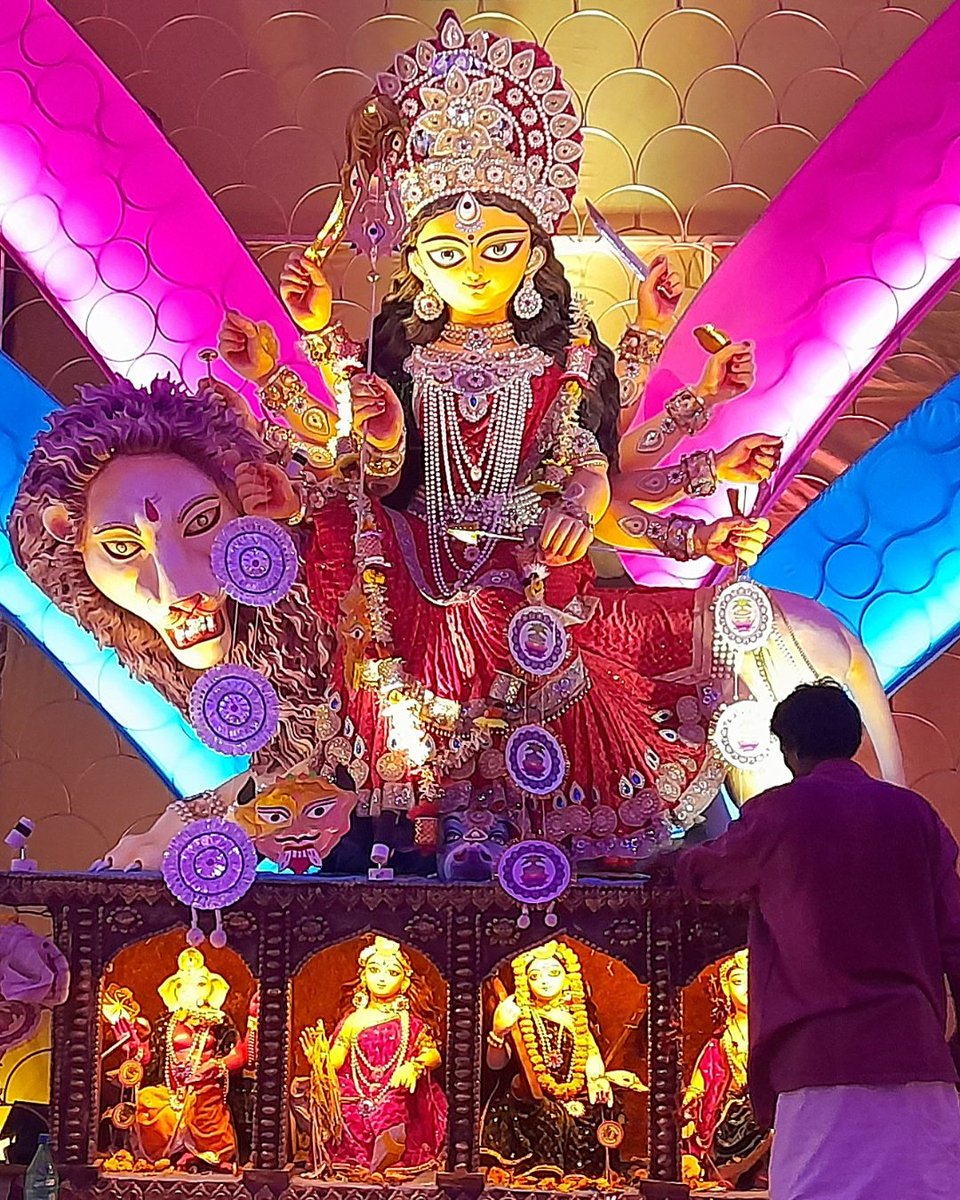 bhromonpakhi's tweet image. সেলিমপুর পল্লী দুর্গাপূজা ২০২৪ 🙏

স্থান:- Selimpur Rd, Dhakuria, Selimpur, Kolkata, West Bengal 👈

#durgapuja #durgapuja2024 #kolkatadurgapuja2024 #durgapujaspecial❤️ #durgapujafestival #kolkatadurgapuja #DurgaPujaVlog #kolkatadurgapuja #BengalFestivalVlog #BengaliFestival