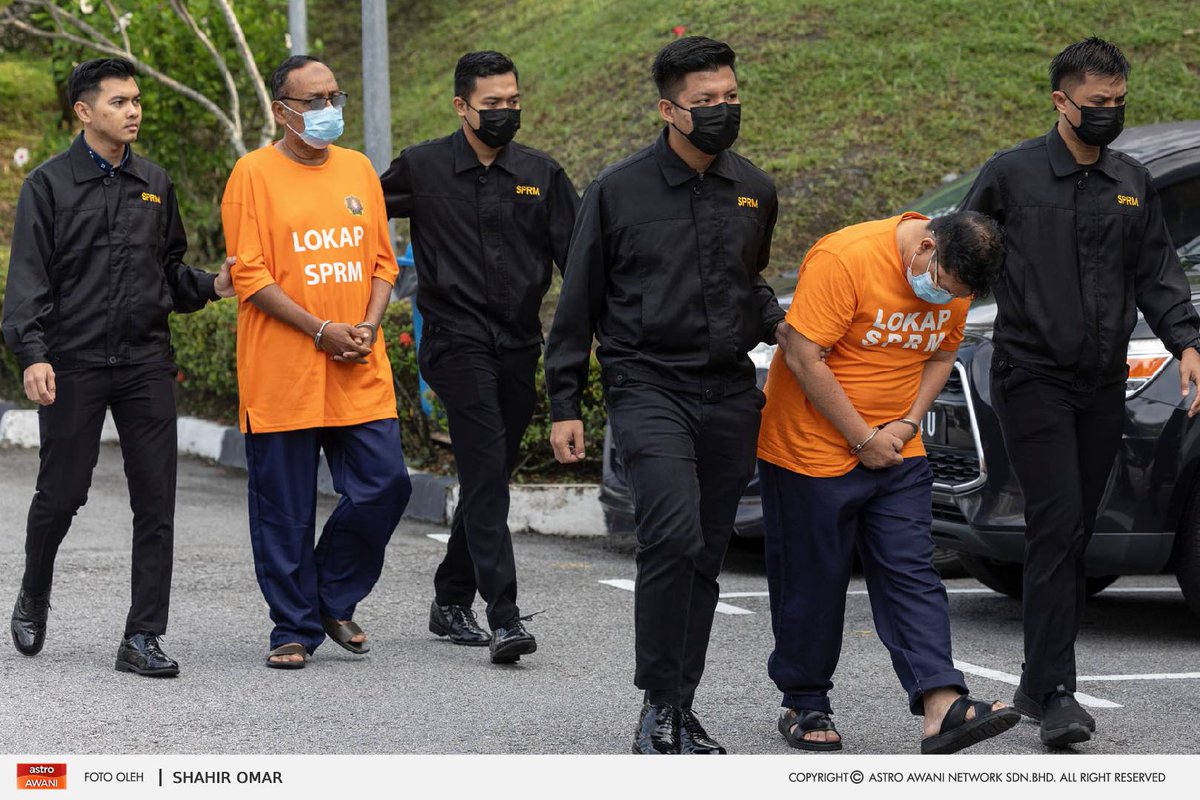 501Awani's tweet photo. Dua individu termasuk seorang timbalan pengerusi sebuah badan bukan kerajaan (NGO) ditahan reman selama empat hari bagi membantu siasatan berhubung kes menyeleweng dana zakat kira-kira RM230 juta.

Perintah reman kedua-dua lelaki 57 dan 61 tahun yang bermula hari ini sehingga 27 April ini dikeluarkan Majistret Ameera Mastura Khamis setelah Suruhanjaya Pencegahan Rasuah Malaysia (SPRM) mengemukakan permohonan di Mahkamah Shah Alam, hari ini.

📸: Astro AWANI/ @shahiromar

#AWANInews