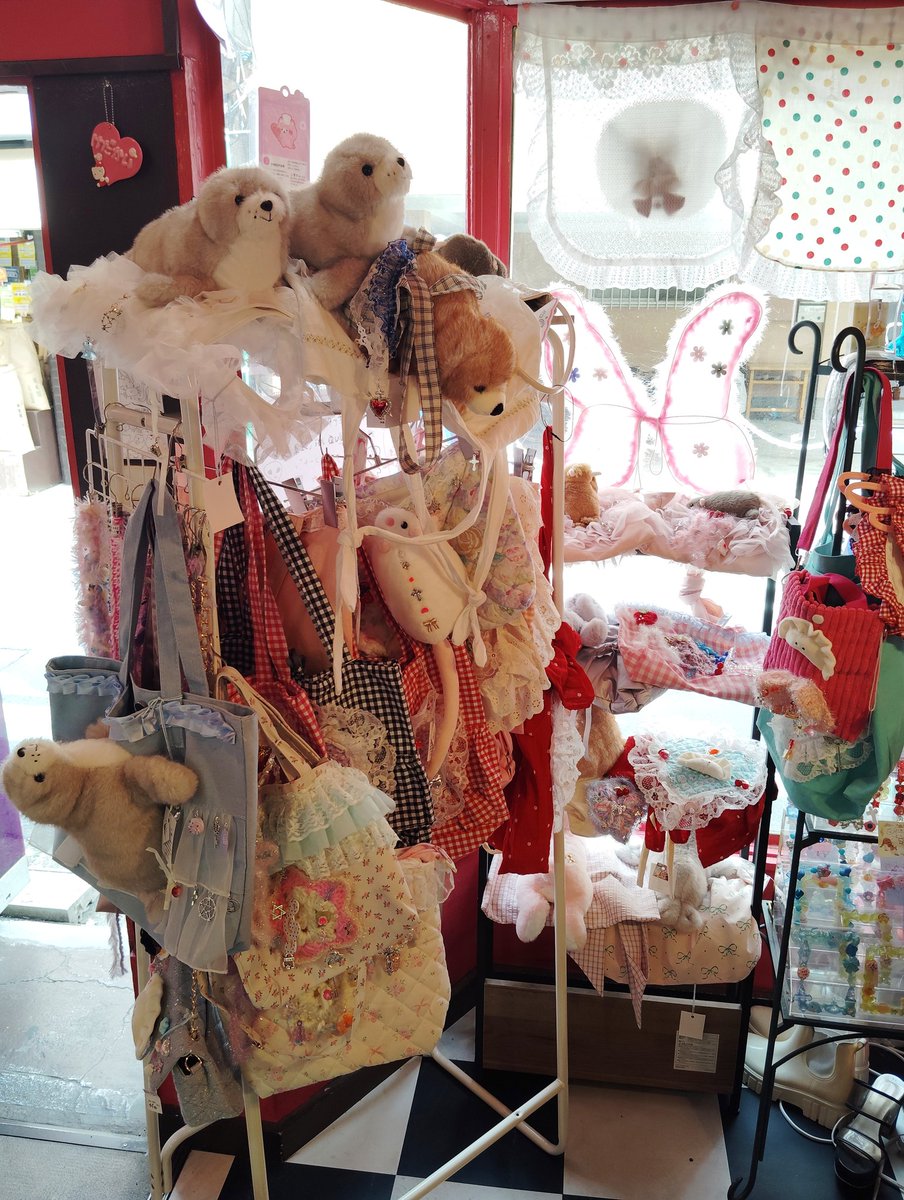 桃源郷本日も20:00までOPEN🍑

ヘッドドレス、命を宿したバッグたちなど一点ものが揃ってます🍀
#高円寺桃源郷