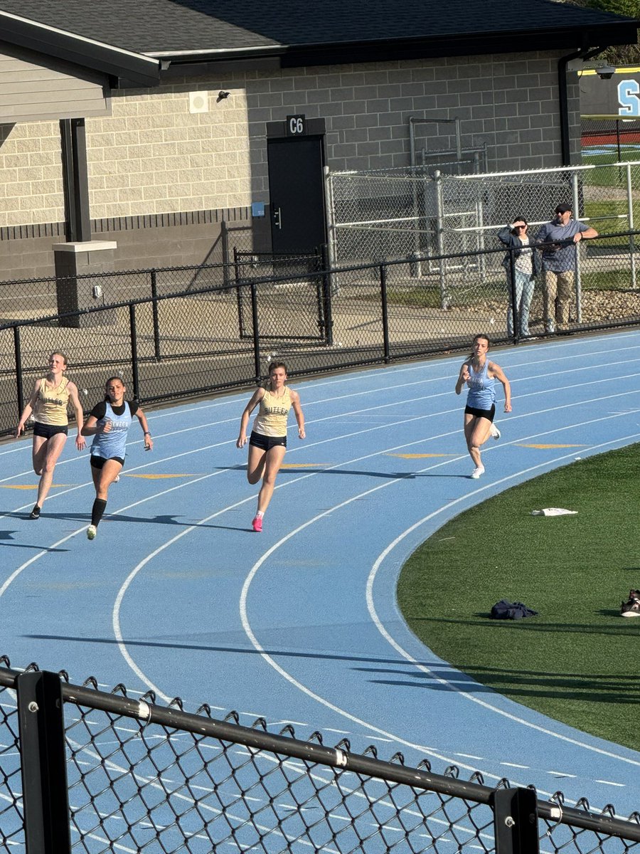 Jordan_Ryan33's tweet photo. Track Meet to Hoop Practice! #Longdayspayoff https://t.co/SMgCSGHofD