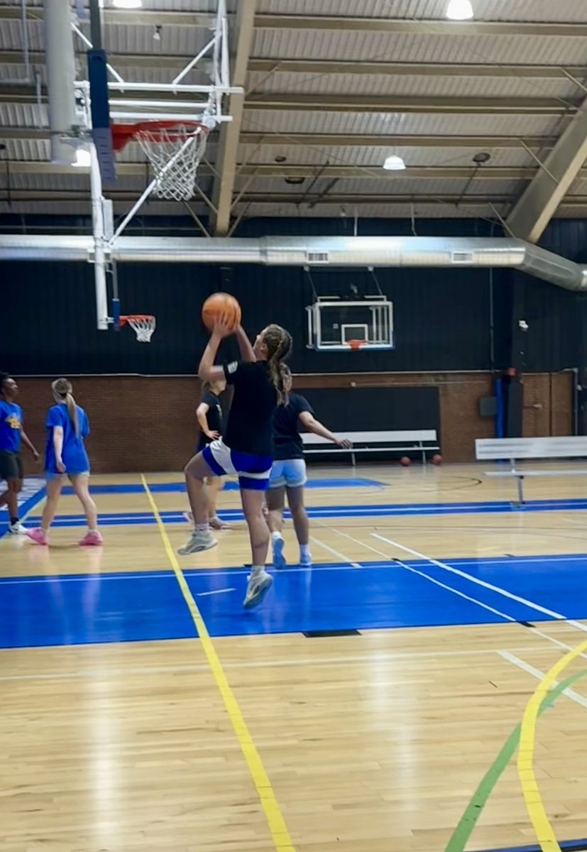Jordan_Ryan33's tweet photo. Track Meet to Hoop Practice! #Longdayspayoff https://t.co/SMgCSGHofD