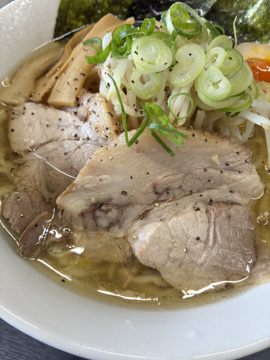 mwam_082's tweet photo. 今を楽しめ 広瀬町店サンノMr.MATSUIサンノ限定麺塩ラーメン200g。俺トンノ朝ラーノ復刻🍜マズハスープヲ飲ムトマサニアノ時ノ塩スープ🤩マジデ美味シクテ懐カシカッタ🙌ワシワシ麺トノ絡ミモ良ク、200gノ麺ハ早々ト無クナリスープモ完飲🤣Mr.MATSUIサン復刻アリガトウゴザイマシタ🙇‍♂️
ゴ馳走様デシタ🙇‍♂️ https://t.co/Sk1XIvy4sP