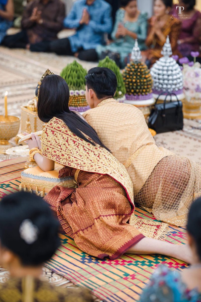 SovanRatana_'s tweet photo. សូមថែរក្សាផ្តល់តម្លៃទំនៀមប្រពៃណីដែលមាន ក្រាបក្បាលដល់កន្ទេលសំពះផ្ទឹម ដំណើរលូនក្រាបអម្បូរនាគ ឱនលំទោនគោរពមេបាចាស់ទុំចងដៃគួចព្រលឹងឱ្យពរជ័យមង្គល។ ការអង្គុយរាប មិនអង្គុយខ្ពស់លើកៅអី ជាការគោរពដល់កិច្ចពិធីបង្វិលពពិលយាងមេនាគមកព័ន្ធ៩ជុំ អ្នកភ្លេងប្រគុំបទនាគព័ន្ធ លើ កម្រាលល្វែងជ័យ មានព្រះអគ្គីជាសាក្សី ជាអធិបតី។🇰🇭