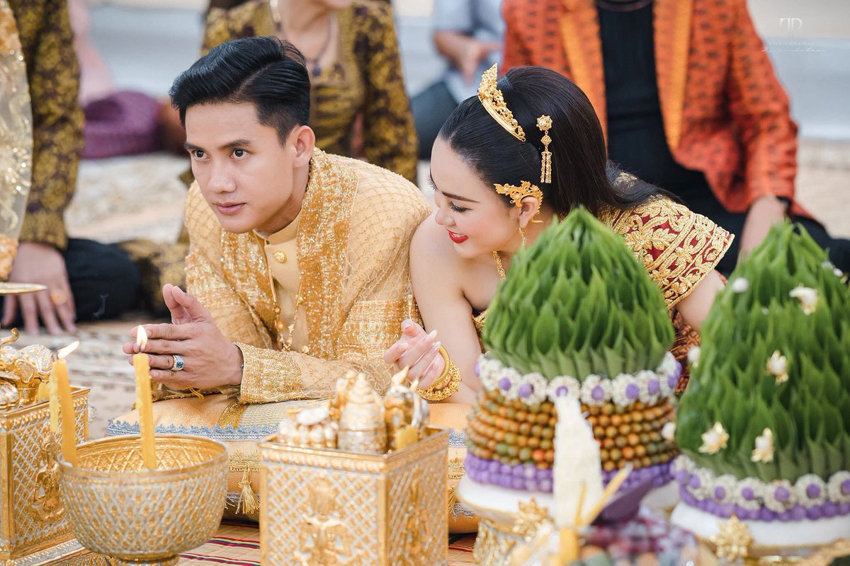 SovanRatana_'s tweet photo. សូមថែរក្សាផ្តល់តម្លៃទំនៀមប្រពៃណីដែលមាន ក្រាបក្បាលដល់កន្ទេលសំពះផ្ទឹម ដំណើរលូនក្រាបអម្បូរនាគ ឱនលំទោនគោរពមេបាចាស់ទុំចងដៃគួចព្រលឹងឱ្យពរជ័យមង្គល។ ការអង្គុយរាប មិនអង្គុយខ្ពស់លើកៅអី ជាការគោរពដល់កិច្ចពិធីបង្វិលពពិលយាងមេនាគមកព័ន្ធ៩ជុំ អ្នកភ្លេងប្រគុំបទនាគព័ន្ធ លើ កម្រាលល្វែងជ័យ មានព្រះអគ្គីជាសាក្សី ជាអធិបតី។🇰🇭