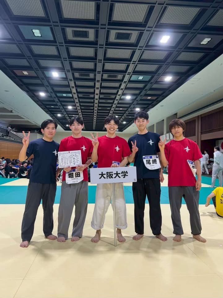 OU_SportsUnion's tweet photo. 【部活紹介⑯ スポーツチャンバラ部🌟】

▶︎部員数…2年生23人,3年生10人,4年生11人

▶︎男:女…7:3

▶︎活動日程…月水金18:00~21:00 or 17:00〜20:00
▶︎活動場所…豊中キャンパス,柴原体育館など
(大会や合宿などもあります！)
#春から阪大
#阪大部活
#部活紹介 https://t.co/7ww6a3k6DU