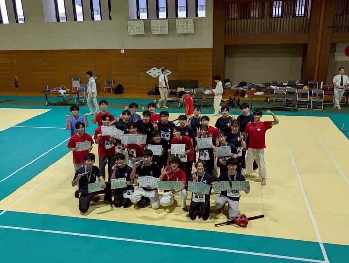 OU_SportsUnion's tweet photo. 【部活紹介⑯ スポーツチャンバラ部🌟】

▶︎部員数…2年生23人,3年生10人,4年生11人

▶︎男:女…7:3

▶︎活動日程…月水金18:00~21:00 or 17:00〜20:00
▶︎活動場所…豊中キャンパス,柴原体育館など
(大会や合宿などもあります！)
#春から阪大
#阪大部活
#部活紹介 https://t.co/7ww6a3k6DU