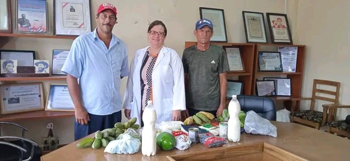 El Hospital Pediátrico de Holguín vivió un emotivo gesto de solidaridad. Los campesinos Frank Domínguez y Roberto Paz Borjas perteneciente a la CCS René Ibarra de Ojo de Agua, realizaron una donación a un trabajador integral de nuestro centro.
