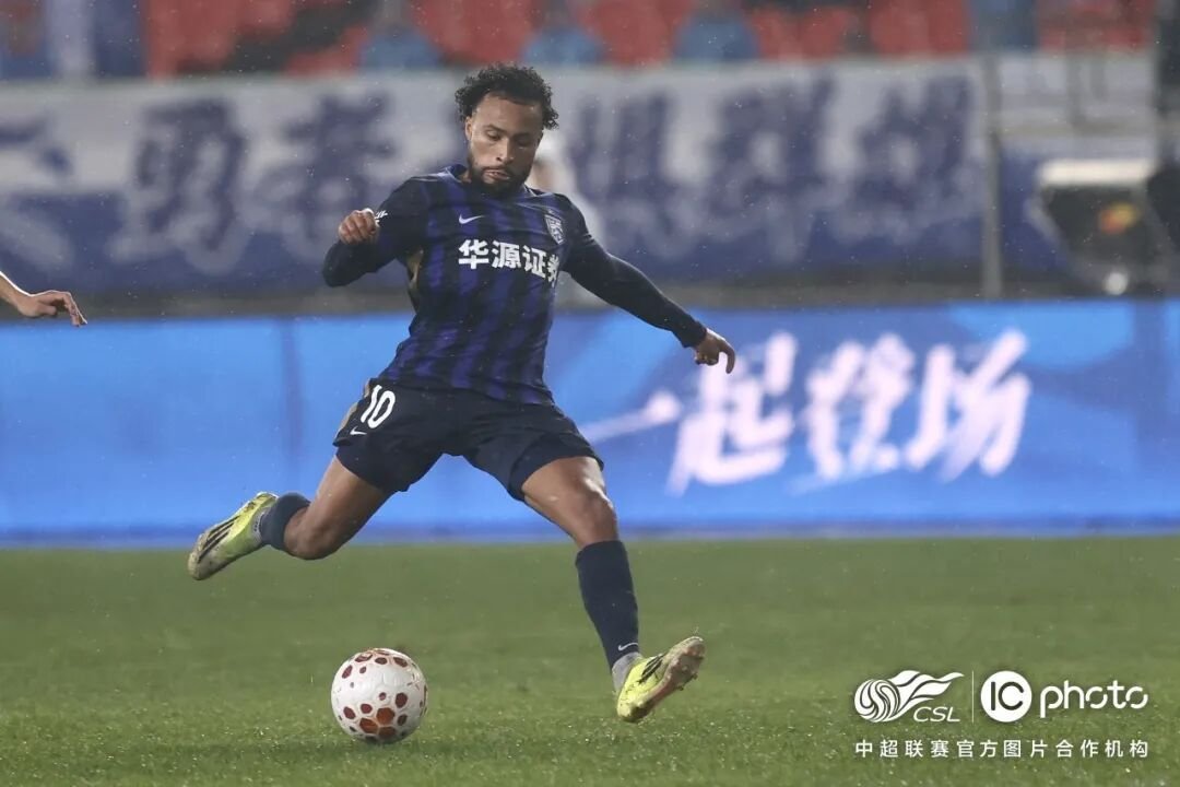 HotpotFootball's tweet image. 🇬🇵🔥

Kilian Bevis scored 1 goal &amp;amp; 1 assist in Wuhan Three Towns' 2-1 win over Zhejiang FC. The 28 yo🇬🇵LW has been involved in 6 of Wuhan's 10 goals this season, scoring 3 goals &amp;amp; 3 assists in 7 matches.

#CSL #CSL2026