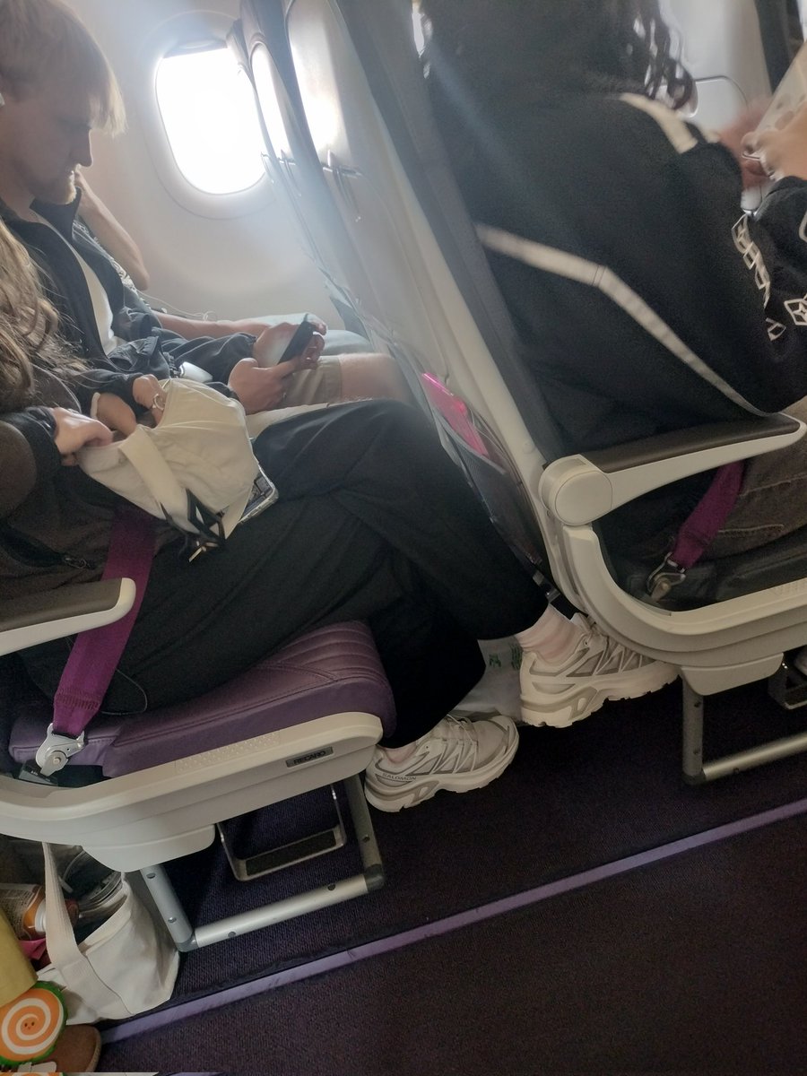 12:19。ピーチ航空。搭乗完了。 久しぶりの利用。ちと前後が狭い😅